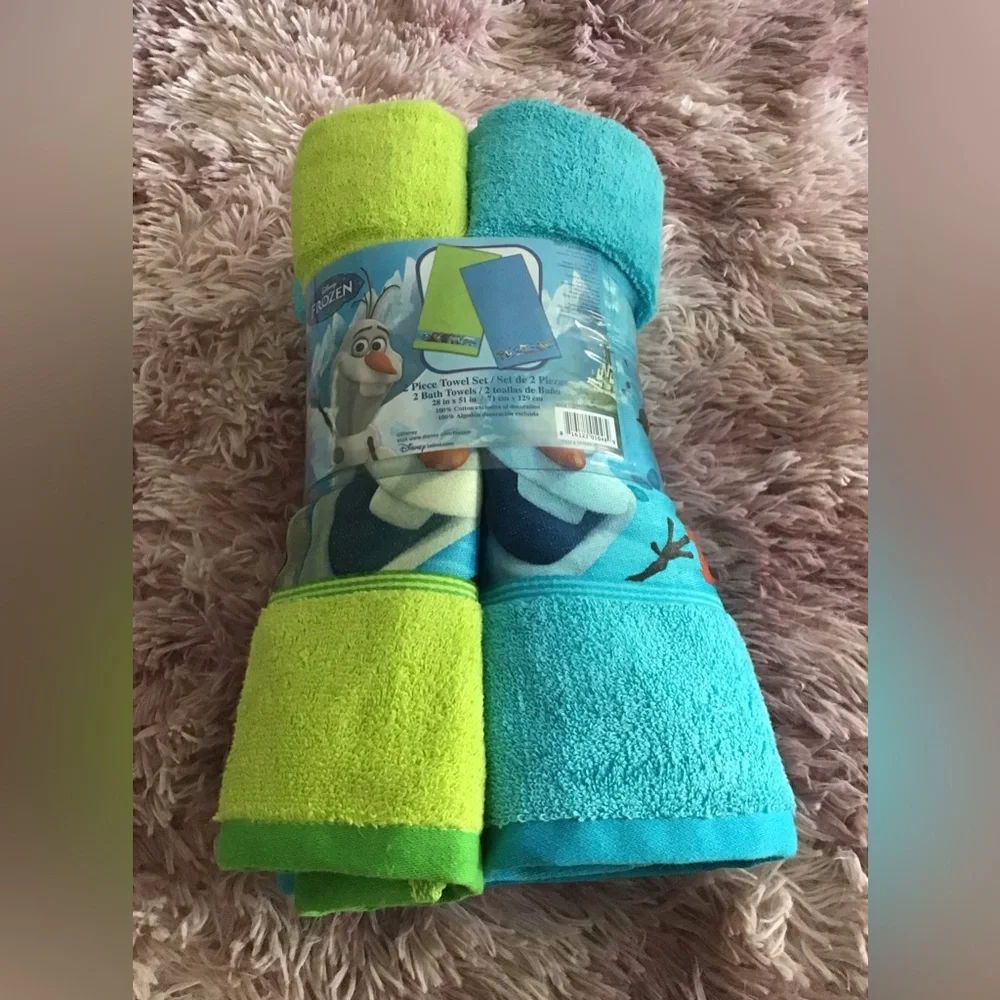 - Disney Frozen 2 Towel Set. NWT
